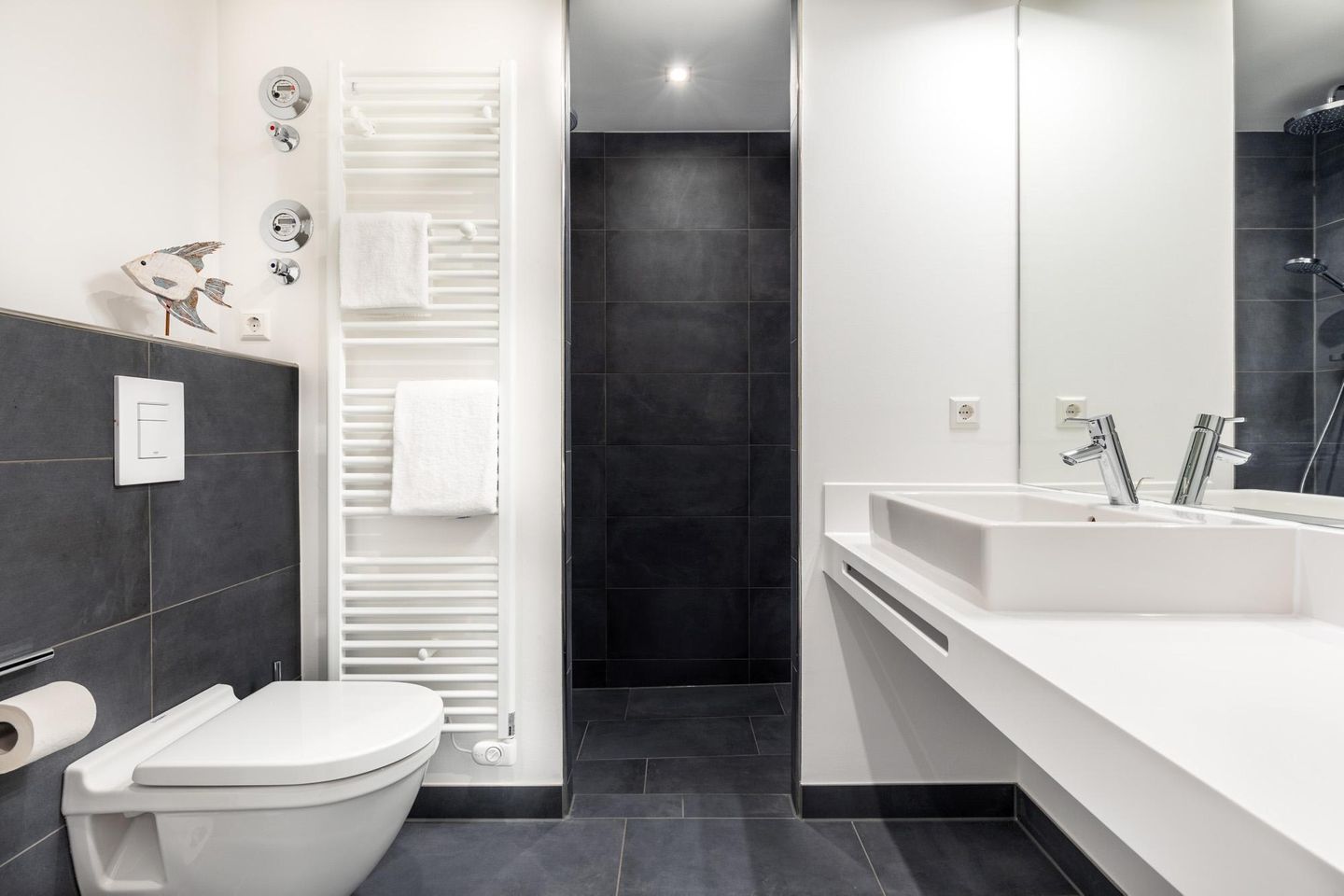 Apartmentanlage Meerblickvilla Apartmentanlage Meerblickvilla 1-05 Großenbrode - Badezimmer mit Waschtisch und WC - gbmv1-05 - Großenbrode