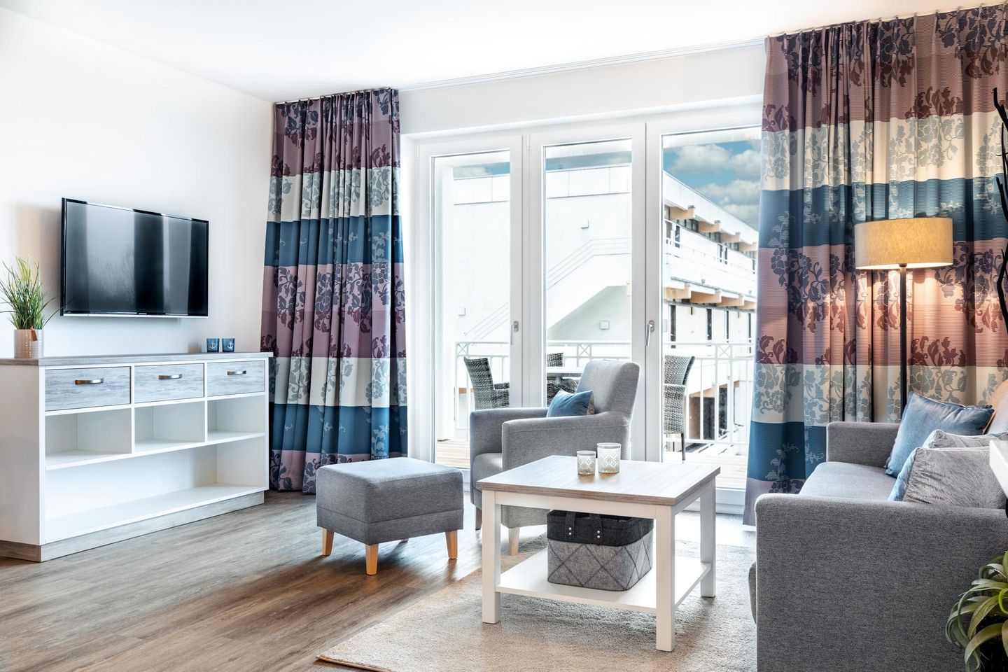 Apartmentanlage Meerblickvilla Apartmentanlage Meerblickvilla 1-06 Großenbrode - Wohn-/Essbereich mit Zugang zum Balkon