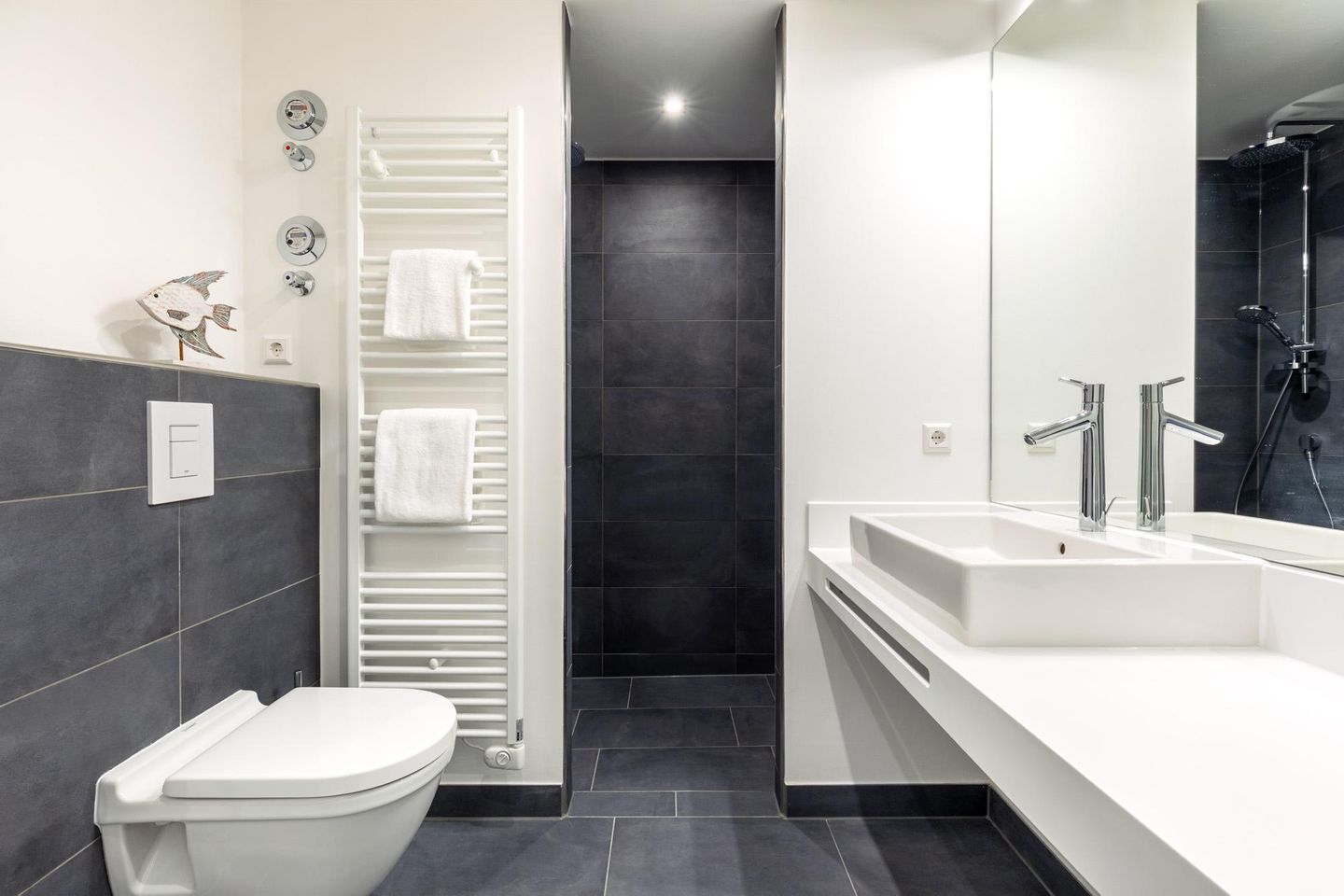 Apartmentanlage Meerblickvilla Apartmentanlage Meerblickvilla 1-06 Großenbrode - Badezimmer mit Waschtisch und WC