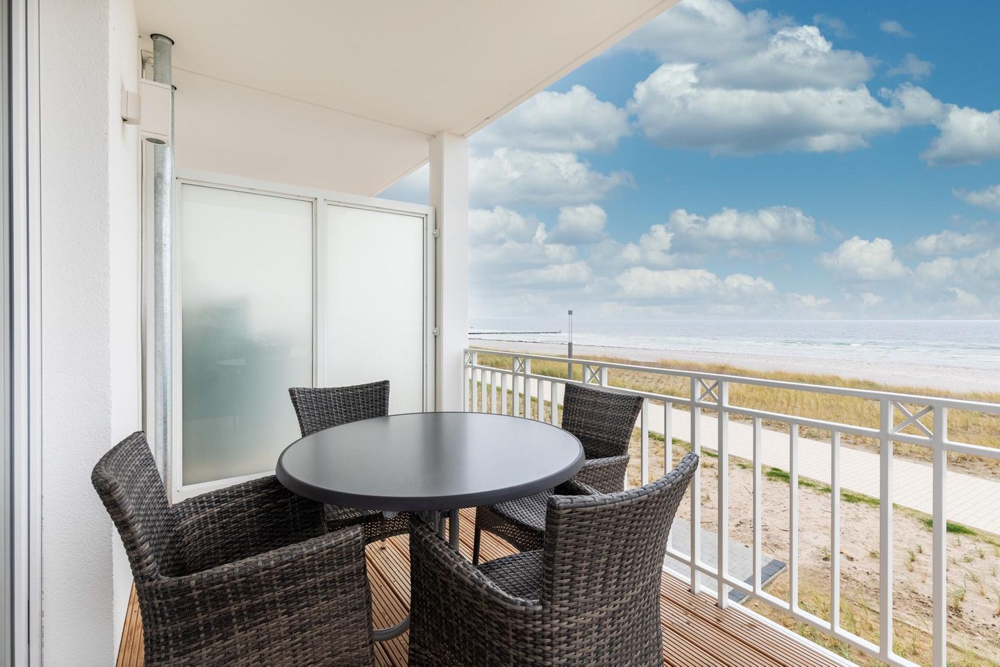 Apartmentanlage Meerblickvilla Apartmentanlage Meerblickvilla 1-08 Großenbrode - Balkon 1 mit Gartenmöbeln