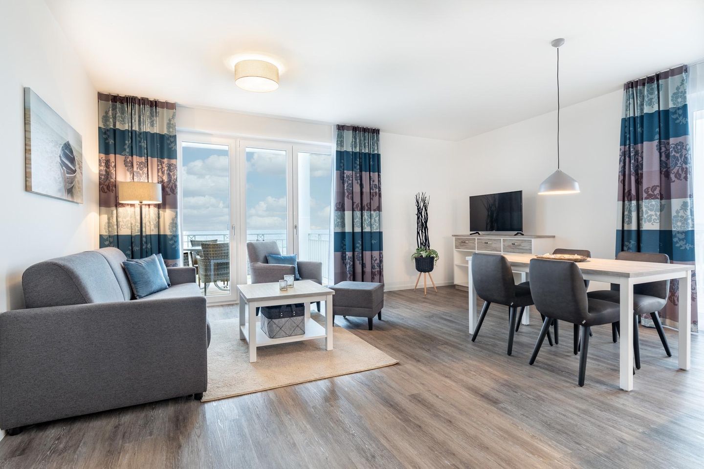 Apartmentanlage Meerblickvilla Apartmentanlage Meerblickvilla 1-08 Großenbrode - Wohn-/Essbereich mit Zugang zum Balkon