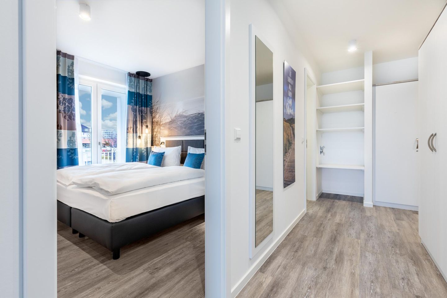 Apartmentanlage Meerblickvilla Apartmentanlage Meerblickvilla 1-08 Großenbrode - Flur mit Zugang zum Schlafzimmer