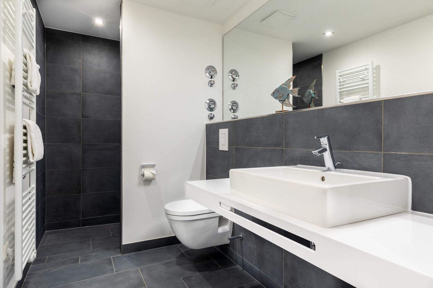 Apartmentanlage Meerblickvilla Apartmentanlage Meerblickvilla 1-08 Großenbrode - Badezimmer mit Waschtisch und WC