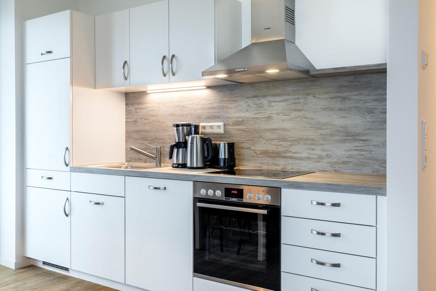 Apartmentanlage Meerblickvilla Apartmentanlage Meerblickvilla 2-22 Großenbrode - Küchenzeile mit Backofen und Geschirrspüler