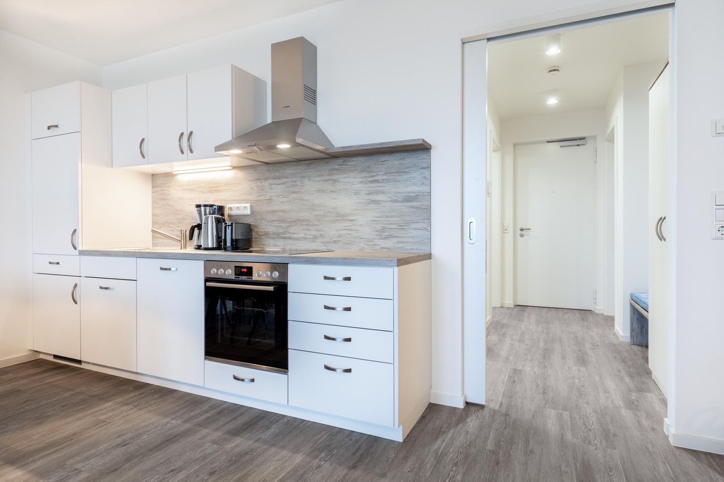 Apartmentanlage Meerblickvilla Apartmentanlage Meerblickvilla 2-23 Großenbrode - Küchenzeile mit Backofen und Geschirrspüler