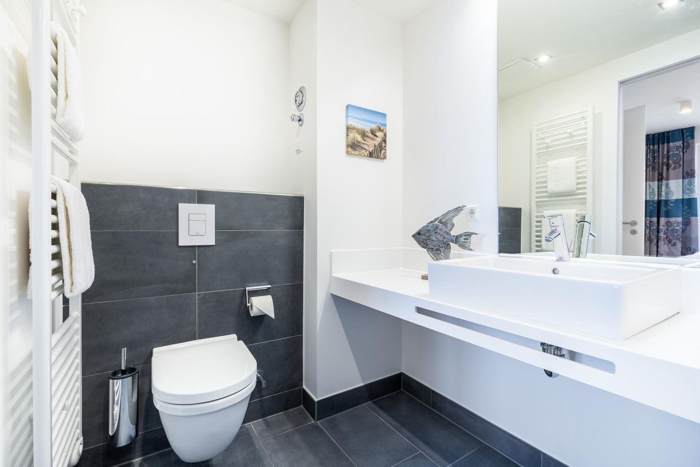 Apartmentanlage Meerblickvilla Apartmentanlage Meerblickvilla 2-25 Großenbrode - Badezimmer 1 mit Waschtisch und WC