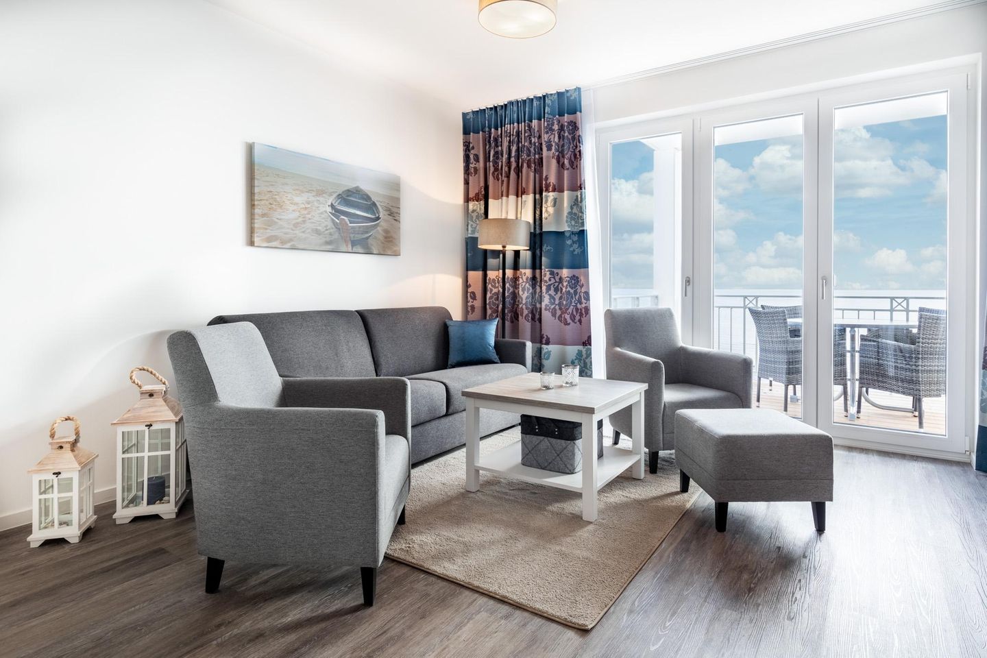 Apartmentanlage Meerblickvilla Apartmentanlage Meerblickvilla 3-37 Großenbrode - Wohn-/Essbereich mit Zugang zum Balkon