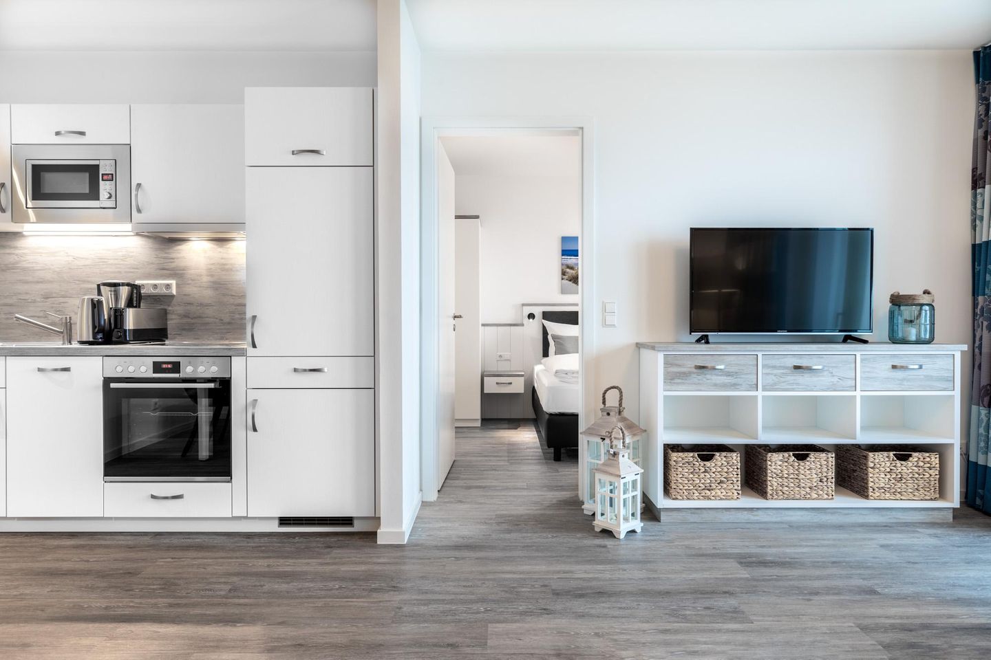 Apartmentanlage Meerblickvilla Apartmentanlage Meerblickvilla 3-39 Großenbrode - Wohn-/Essbereich mit Flatscreen-TV