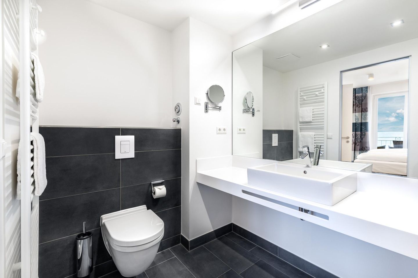 Apartmentanlage Meerblickvilla Apartmentanlage Meerblickvilla 3-39 Großenbrode - Badezimmer mit Waschtisch und WC