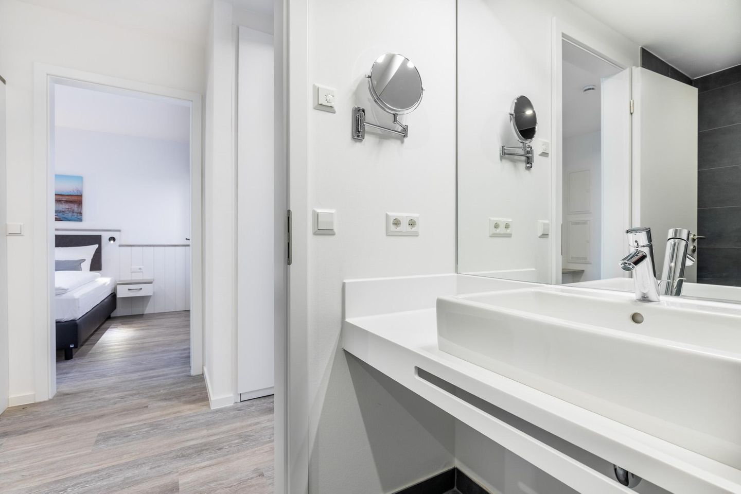 Apartmentanlage Meerblickvilla Apartmentanlage Meerblickvilla 3-39 Großenbrode - Badezimmer mit Blick zum Schlafzimmer