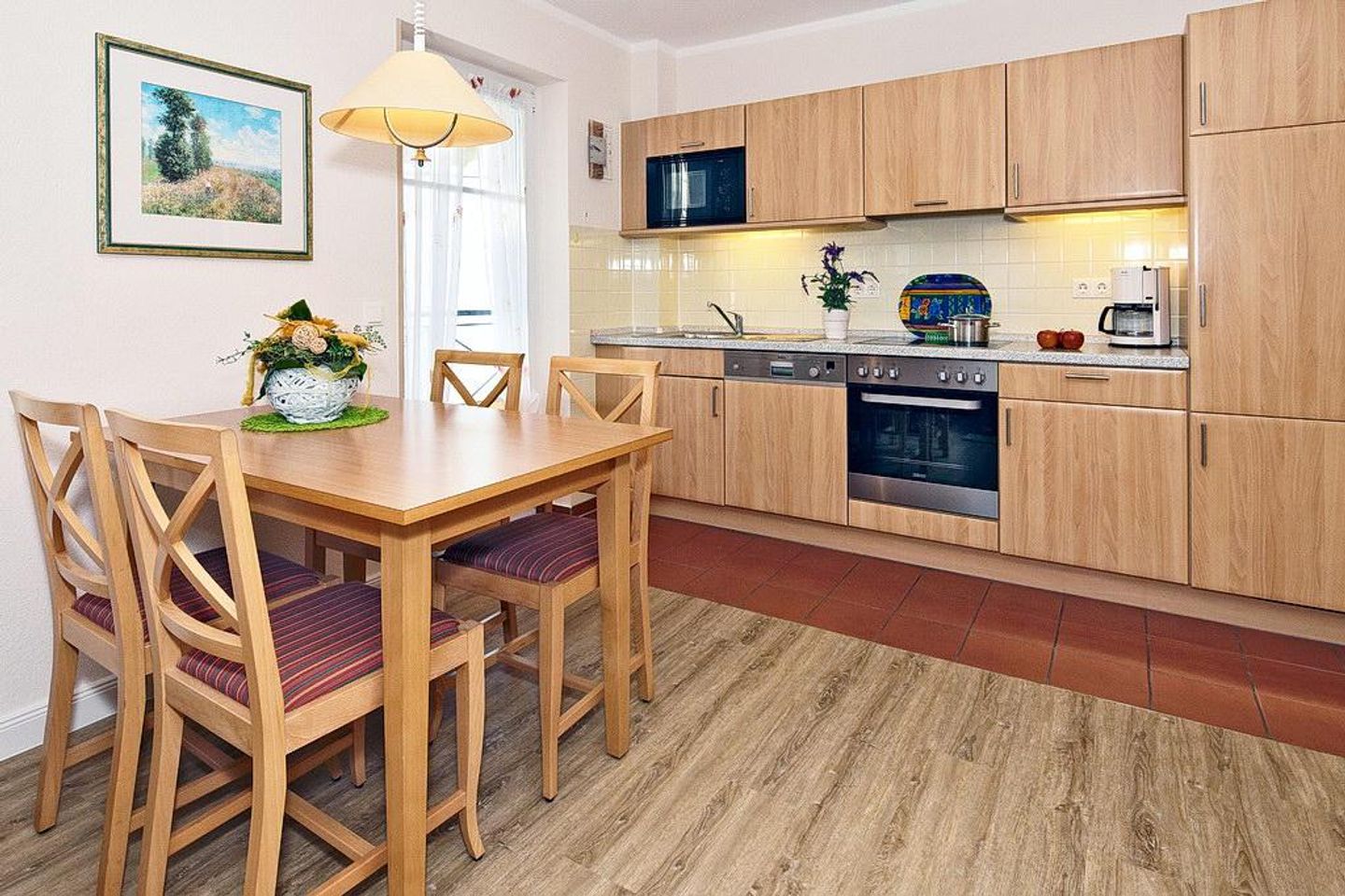 Inselstrand Inselstrand 315 Usedom - Küchenzeile mit Esstisch und Sitzgelegenheit