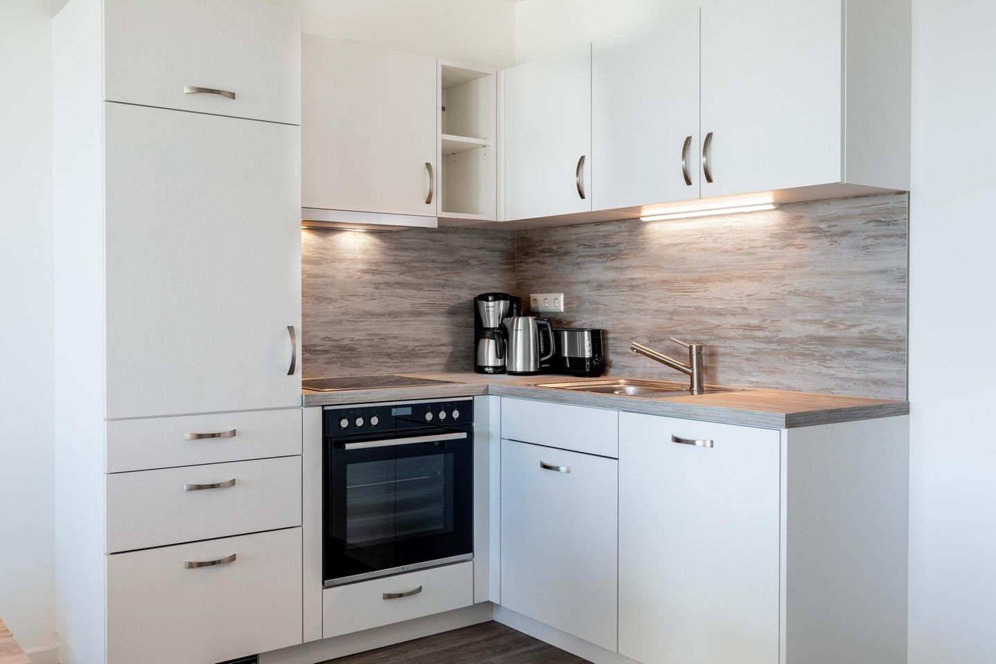 Apartmentanlage Meerblickvilla Apartmentanlage Meerblickvilla 1-11 Großenbrode - Küchenzeile mit Backofen und Geschirrspüler