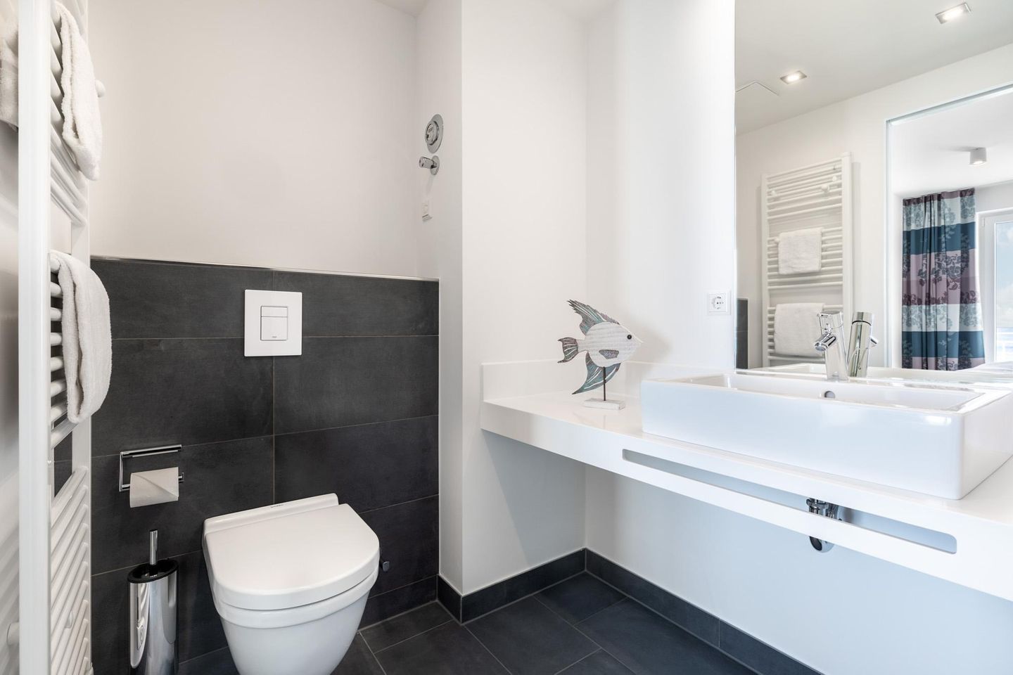 Apartmentanlage Meerblickvilla Apartmentanlage Meerblickvilla 1-11 Großenbrode - Badezimmer mit WC und Waschtisch