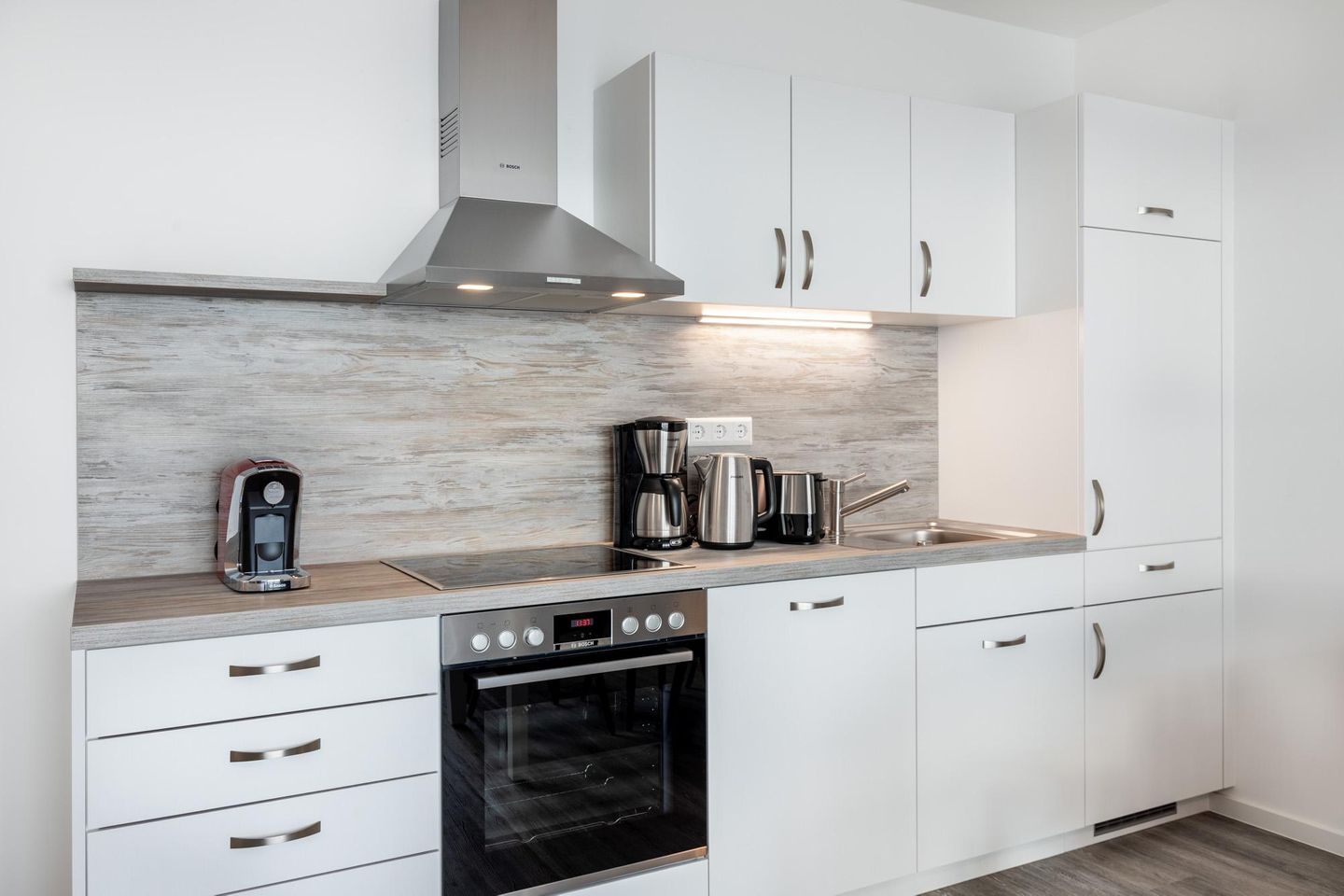 Apartmentanlage Meerblickvilla Apartmentanlage Meerblickvilla 2-26 Großenbrode - Küchenzeile mit Backofen und Geschirrspüler