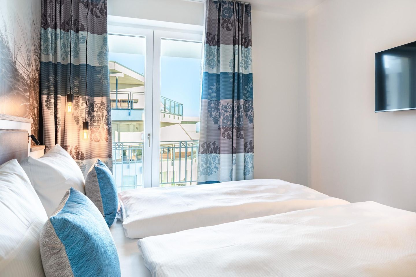 Apartmentanlage Meerblickvilla Apartmentanlage Meerblickvilla 2-27 Großenbrode - Schlafzimmer mit Zugang zum Balkon