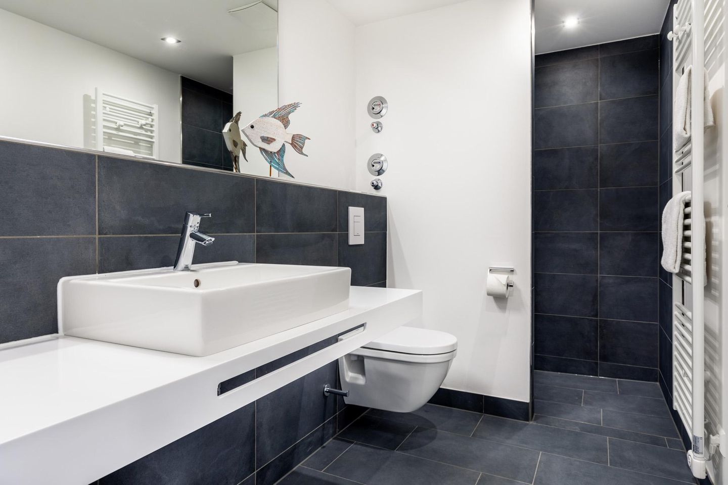 Apartmentanlage Meerblickvilla Apartmentanlage Meerblickvilla 2-27 Großenbrode - Badezimmer mit Waschtisch und WC