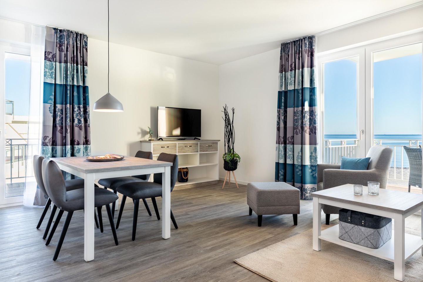 Apartmentanlage Meerblickvilla Apartmentanlage Meerblickvilla 2-27 Großenbrode - Wohn-/Essbereich mit Zugang zum Balkon