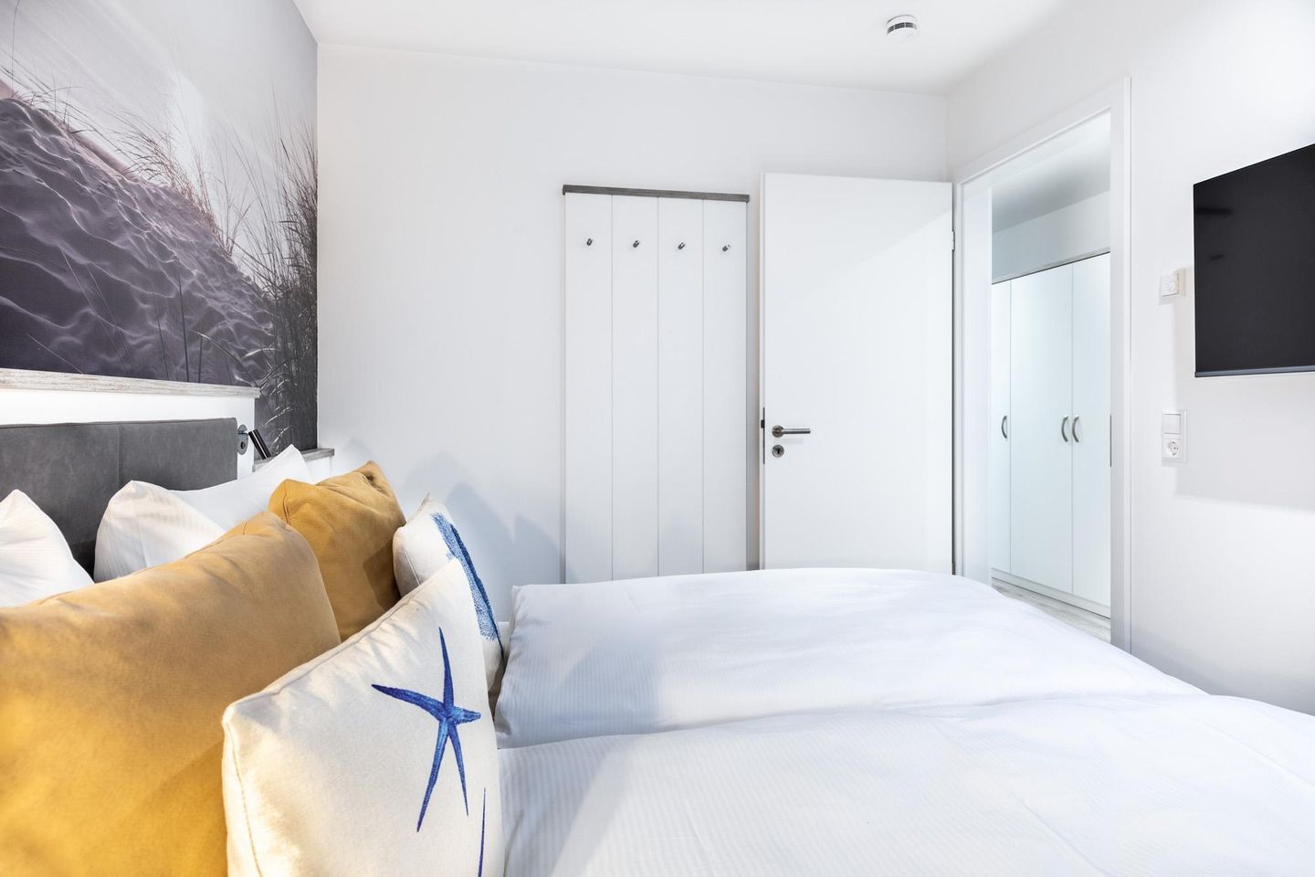 Apartmentanlage Meerblickvilla Apartmentanlage Meerblickvilla 2-28 Großenbrode - Schlafzimmer mit Flatscreen-TV