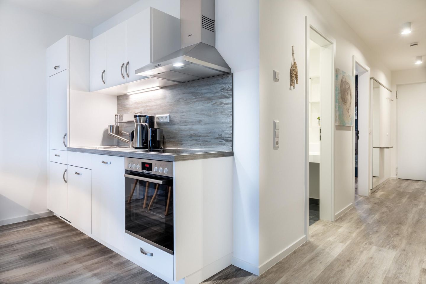 Apartmentanlage Meerblickvilla Apartmentanlage Meerblickvilla 3-33 Großenbrode - Küchenzeile mit Backofen und Geschirrspüler