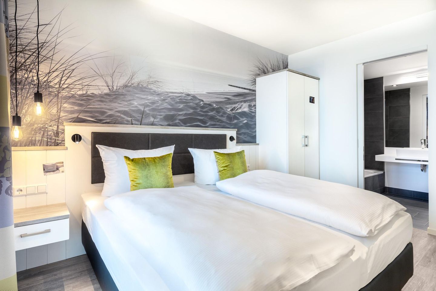 Apartmentanlage Meerblickvilla Apartmentanlage Meerblickvilla 3-38 Großenbrode - Schlafzimmer 2 mit Zugang zum Badezimmer