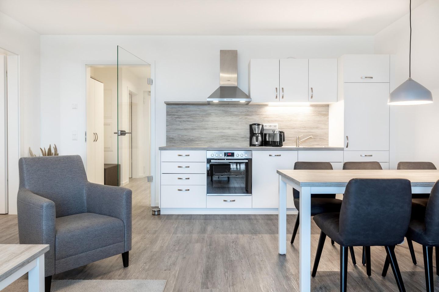 Apartmentanlage Meerblickvilla Apartmentanlage Meerblickvilla 3-40 Großenbrode - Wohn-/Essbereich mit Küchenzeile