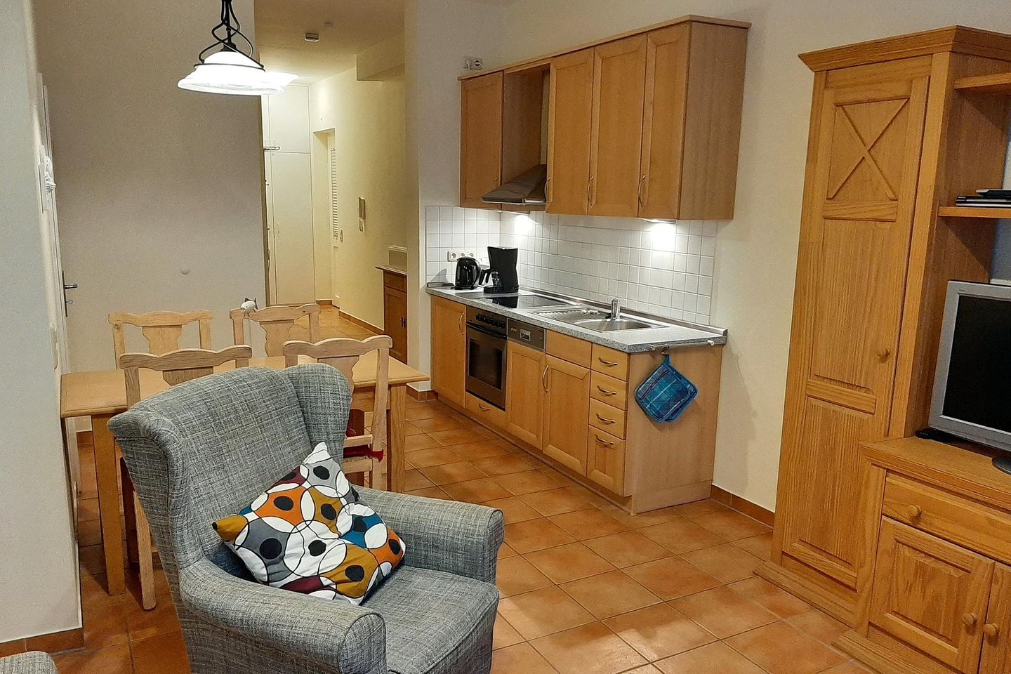 Meeresblick Meeresblick 017 Kühlungsborn - Wohn-Essbereich mit Couch und Küchenzeile