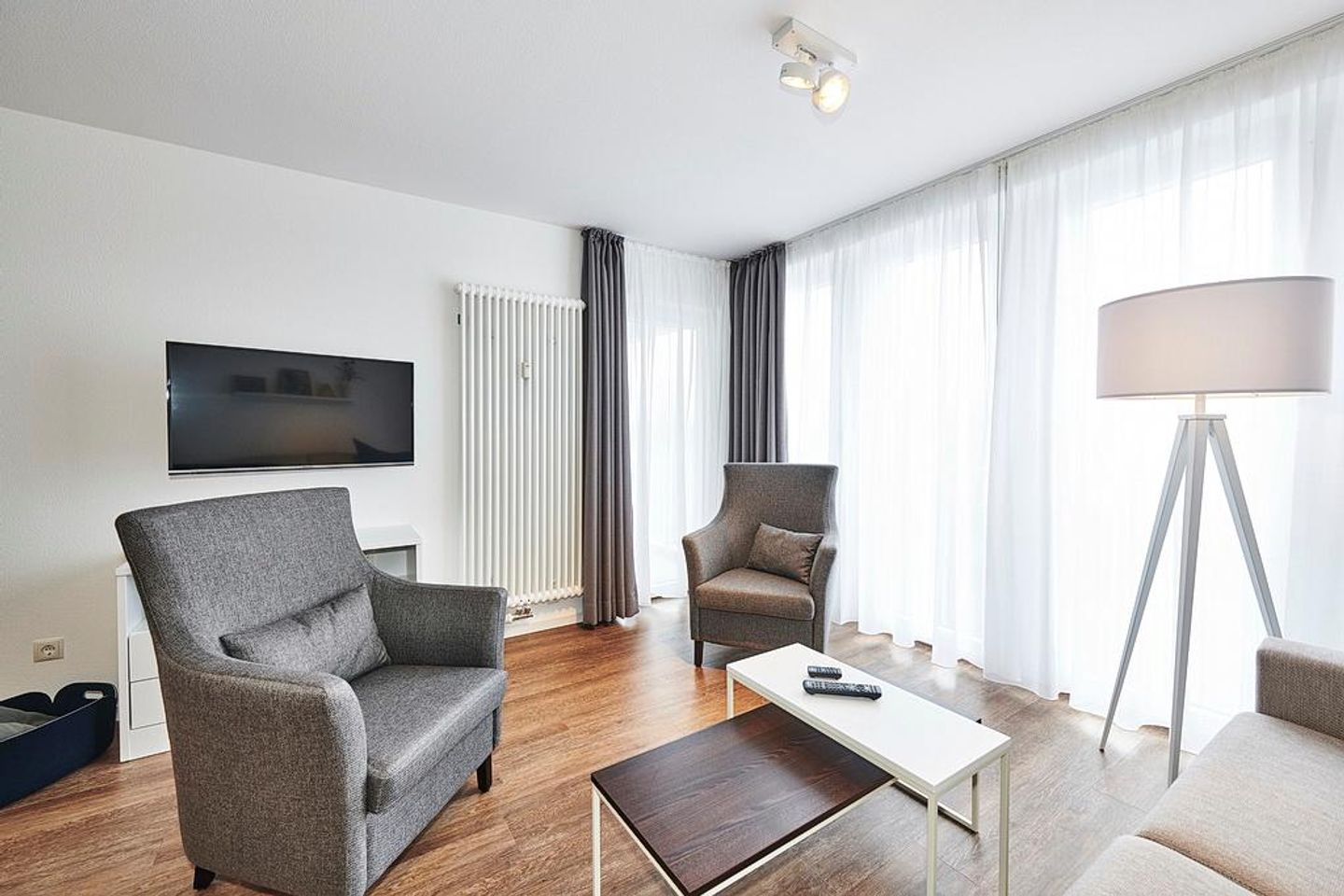 Deichhäuser Anna Küste Deichhäuser Anna Küste 2-34 Bensersiel - Wohn/Essbereich mit Sesseln und TV