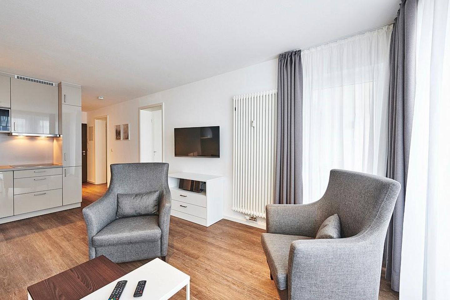 Deichhäuser Anna Küste Deichhäuser Anna Küste 2-34 Bensersiel - Wohn/Essbereich mit Sesseln und TV