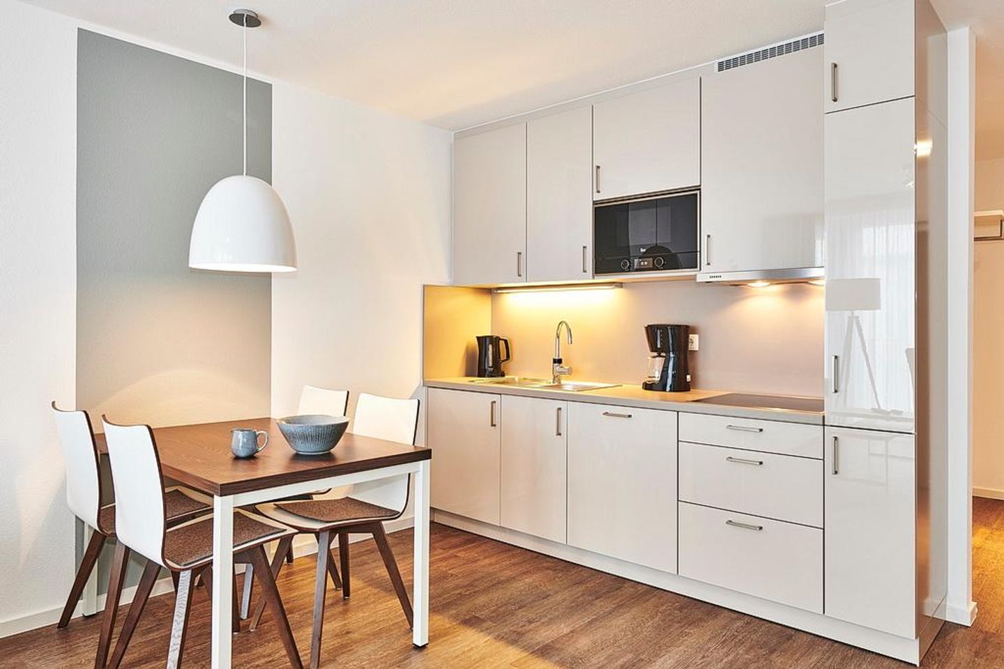 Deichhäuser Anna Küste Deichhäuser Anna Küste 2-34 Bensersiel - Wohn/Essbereich mit Esstisch und Küchenzeile