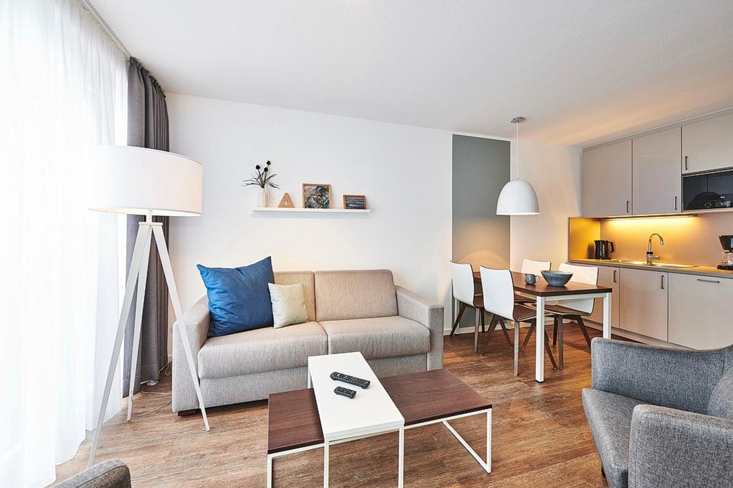 Deichhäuser Anna Küste Deichhäuser Anna Küste 2-34 Bensersiel - Wohn/Essbereich mit Couch, Sesseln, Esstisch und Küchenzeile