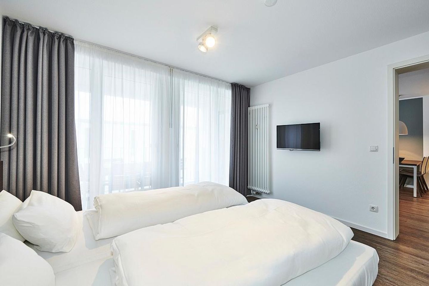 Deichhäuser Anna Küste Deichhäuser Anna Küste 2-34 Bensersiel - Schlafzimmer mit Doppelbett und TV