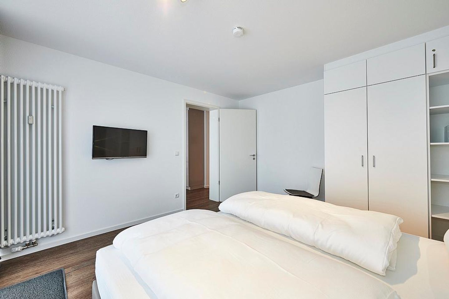 Deichhäuser Anna Küste Deichhäuser Anna Küste 2-34 Bensersiel - Schlafzimmer mit Doppelbett, Kleiderschrank und TV