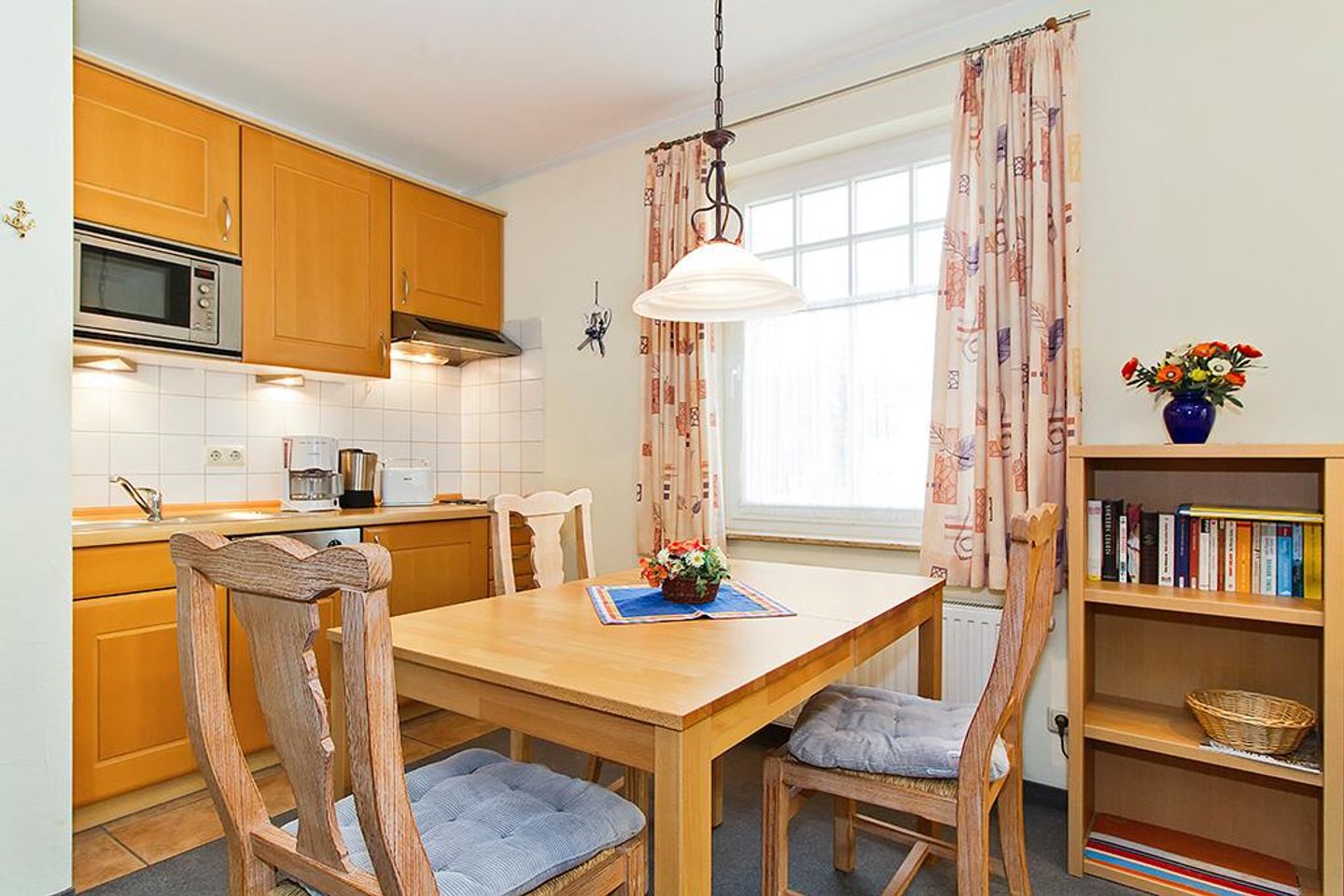 Ostseewelle Ostseewelle 009 Kühlungsborn - Küchenzeile mit Esstisch und Sitzgelegenheit