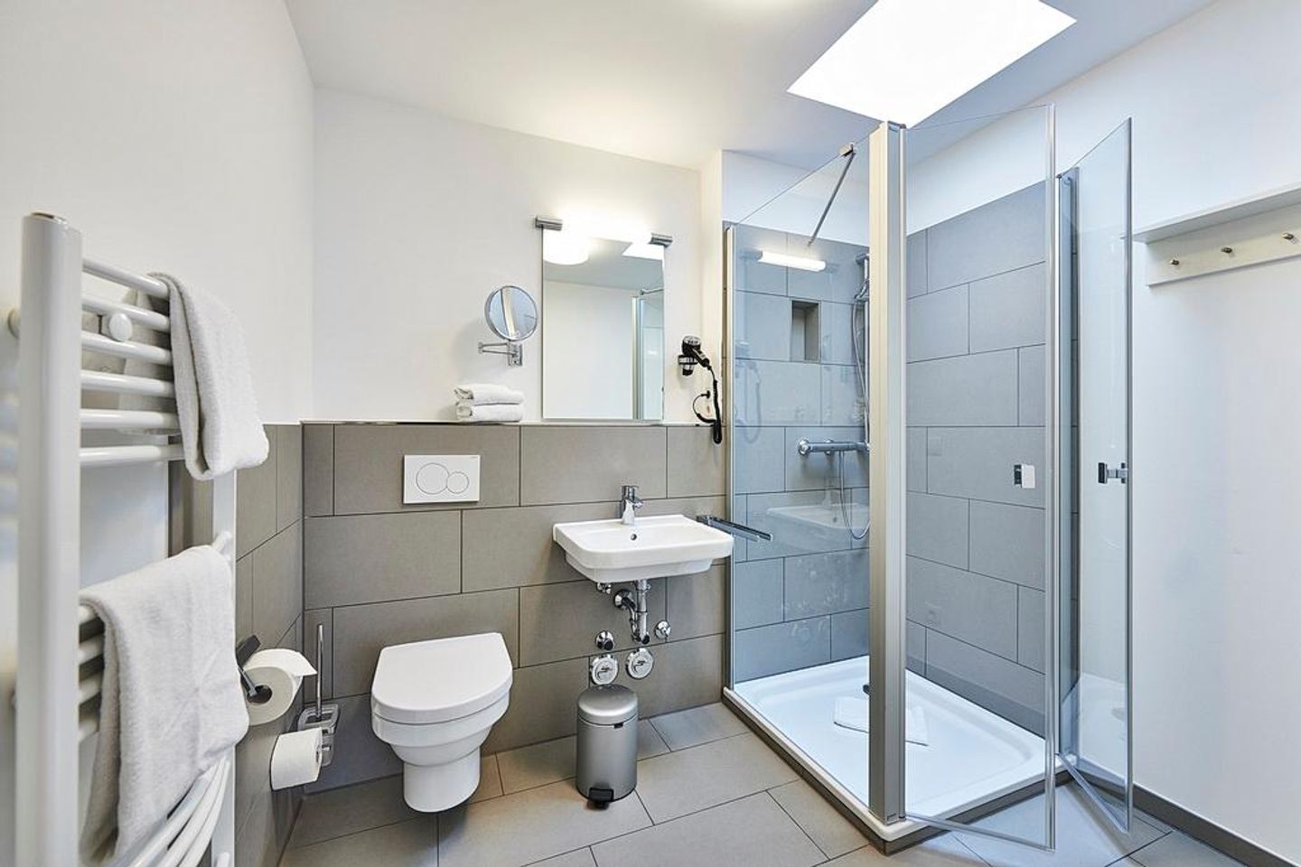 Deichhäuser Anna Küste Deichhäuser Anna Küste 2-34 Bensersiel - Badezimmer mit Waschtisch, WC und Dusche