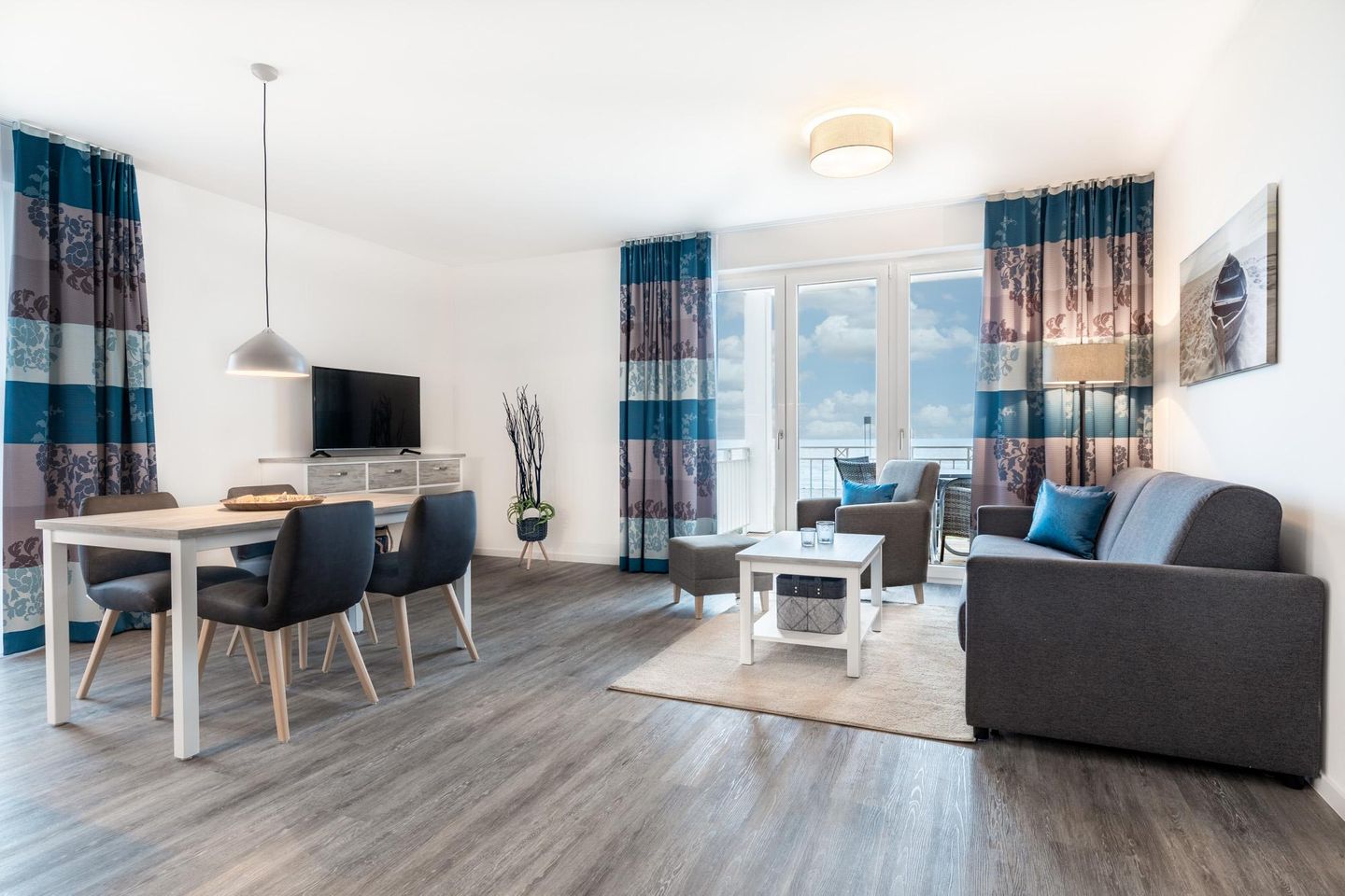 Apartmentanlage Meerblickvilla Apartmentanlage Meerblickvilla 1-13 Großenbrode - Wohn-/Essbereich mit Zugang zum Balkon