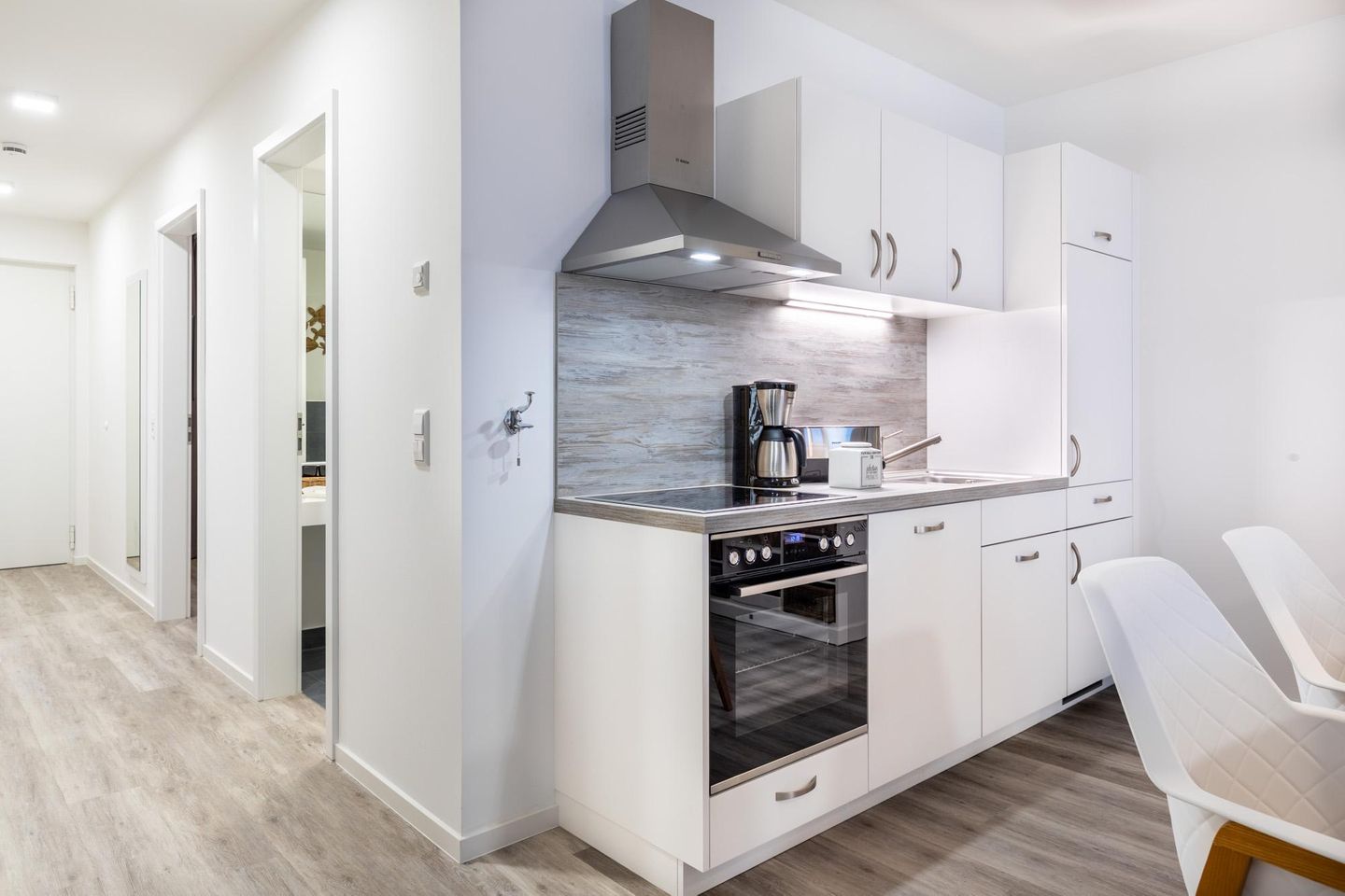 Apartmentanlage Meerblickvilla Apartmentanlage Meerblickvilla 1-15 Großenbrode - Küchenzeile mit Geschirrspüler und Backofen