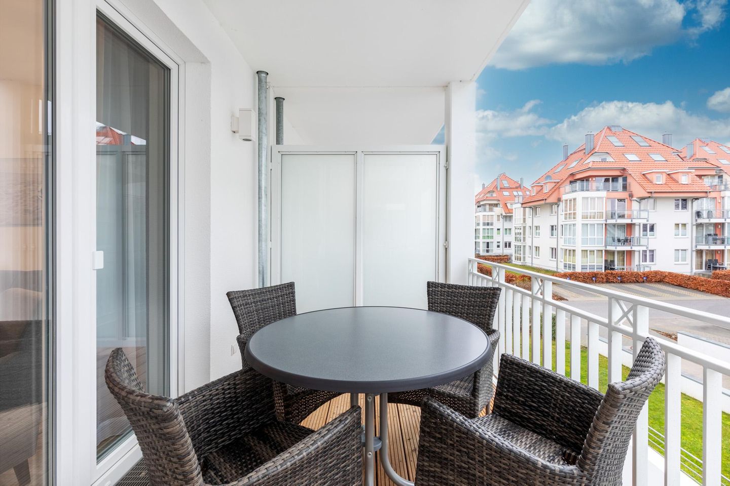 Apartmentanlage Meerblickvilla Apartmentanlage Meerblickvilla 1-16 Großenbrode - Balkon mit Gartenmöbeln