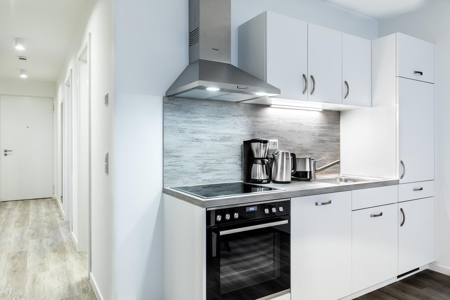 Apartmentanlage Meerblickvilla Apartmentanlage Meerblickvilla 1-16 Großenbrode - Küchenzeile mit Backofen und Geschirrspüler