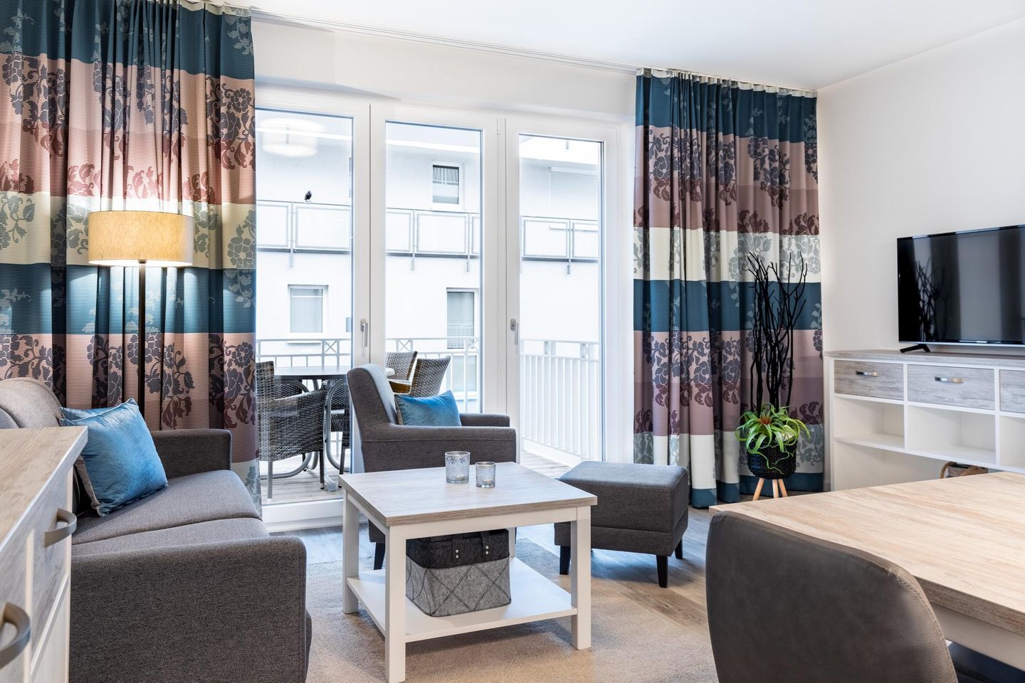 Apartmentanlage Meerblickvilla Apartmentanlage Meerblickvilla 1-16 Großenbrode - Wohn-/Essbereich mit Zugang zum Balkon