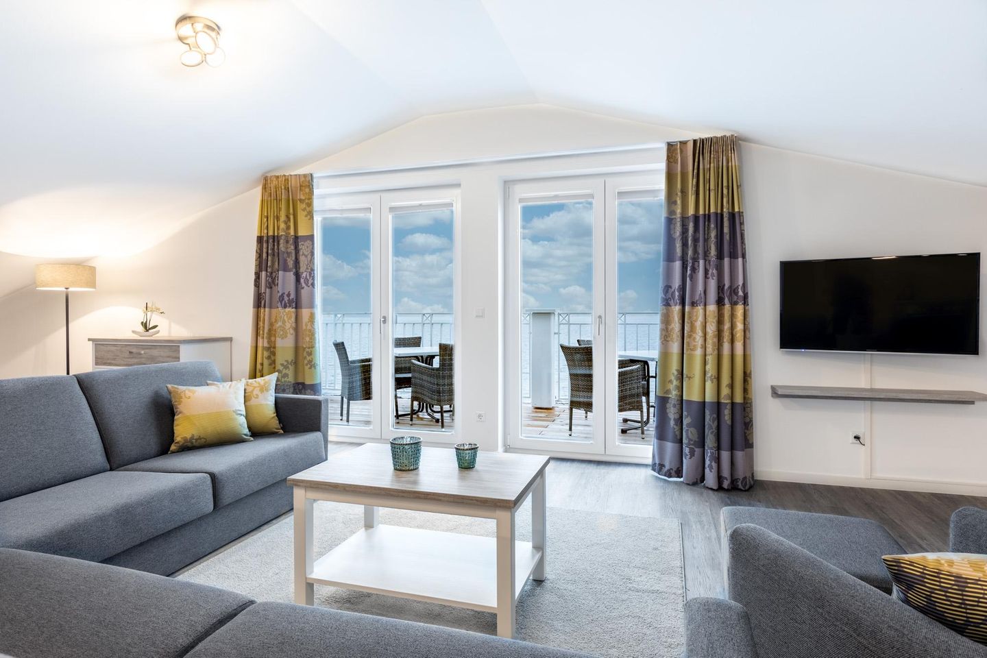 Apartmentanlage Meerblickvilla Apartmentanlage Meerblickvilla 4-48 Großenbrode - Wohn-/Essbereich mit Flatscreen-TV