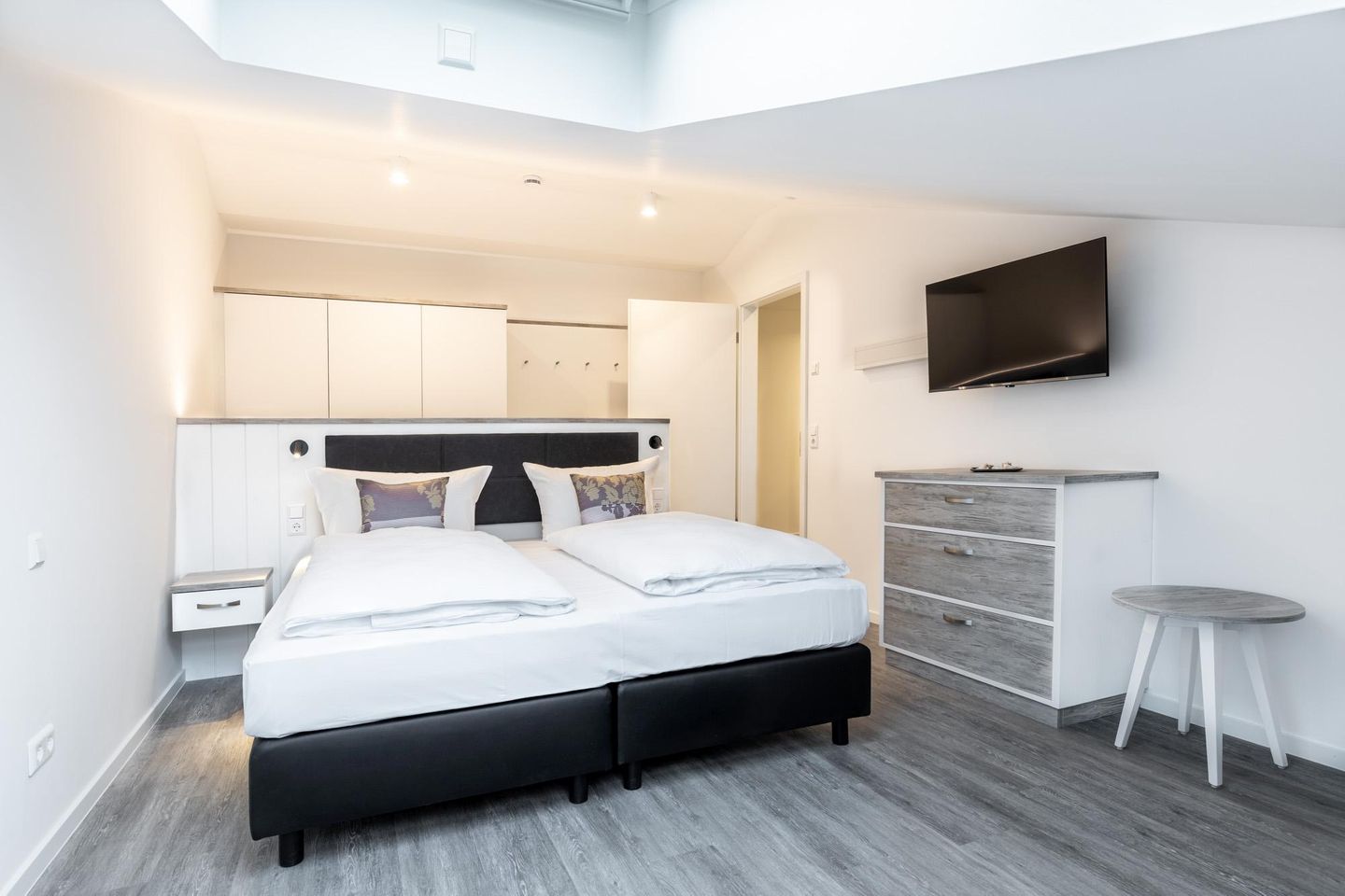 Apartmentanlage Meerblickvilla Apartmentanlage Meerblickvilla 4-48 Großenbrode - Schlafzimmer mit Kommode