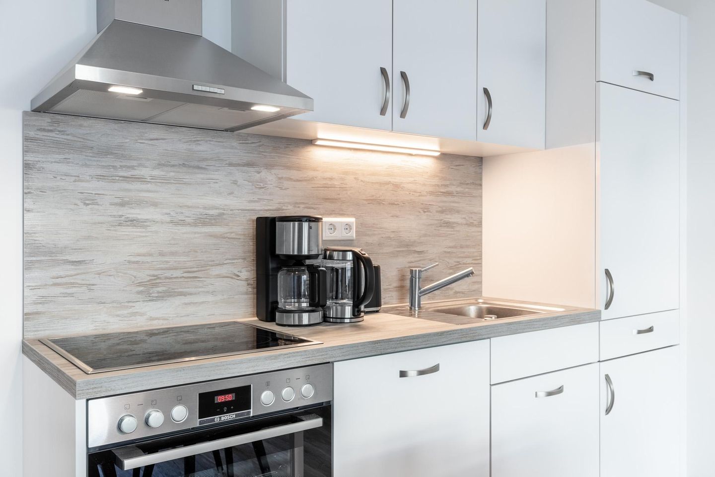 Apartmentanlage Meerblickvilla Apartmentanlage Meerblickvilla 2-30 Großenbrode - Küchenzeile mit Backofen und Geschirrspüler