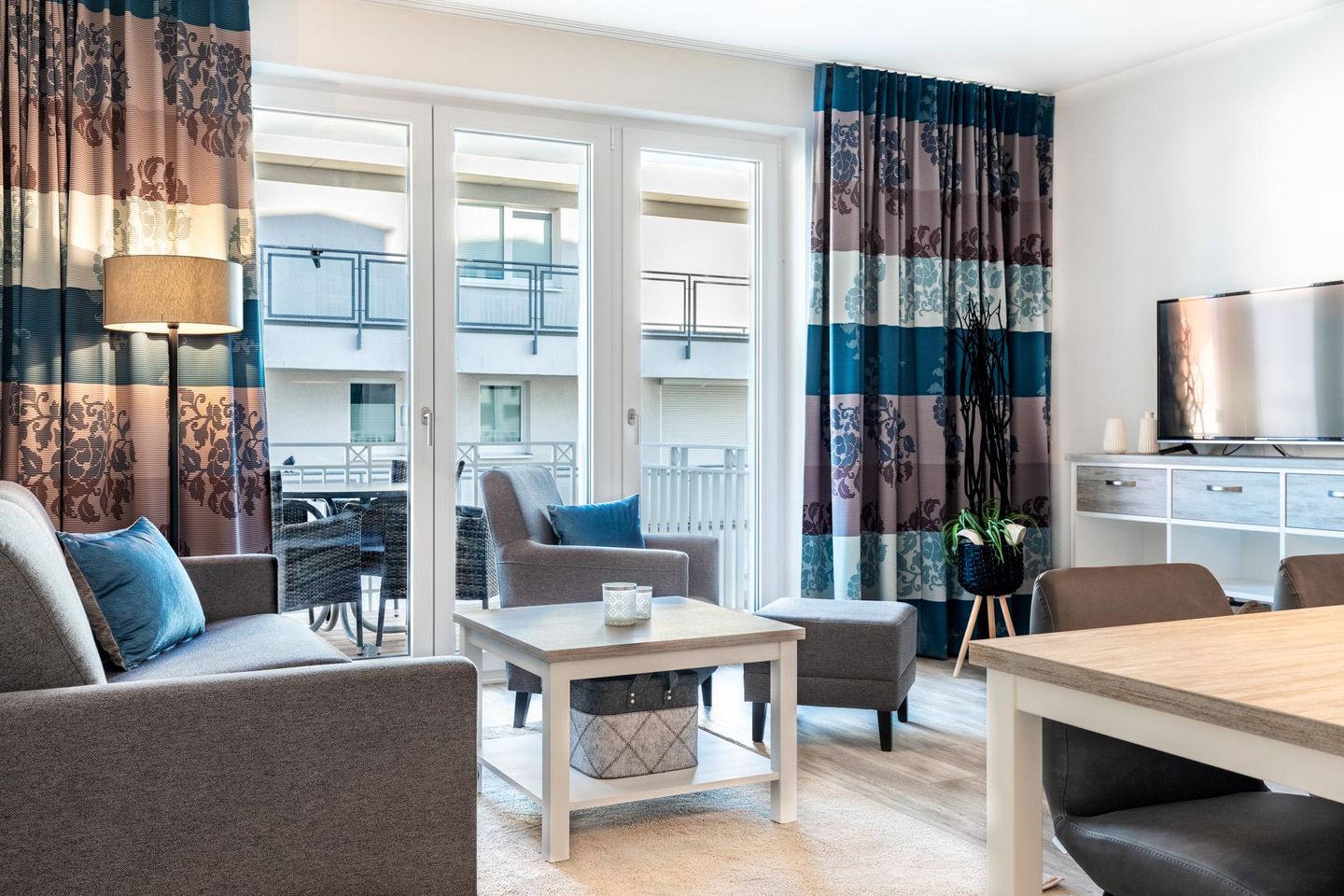 Apartmentanlage Meerblickvilla Apartmentanlage Meerblickvilla 2-30 Großenbrode - Wohn-/Essbereich mit Zugang zum Balkon