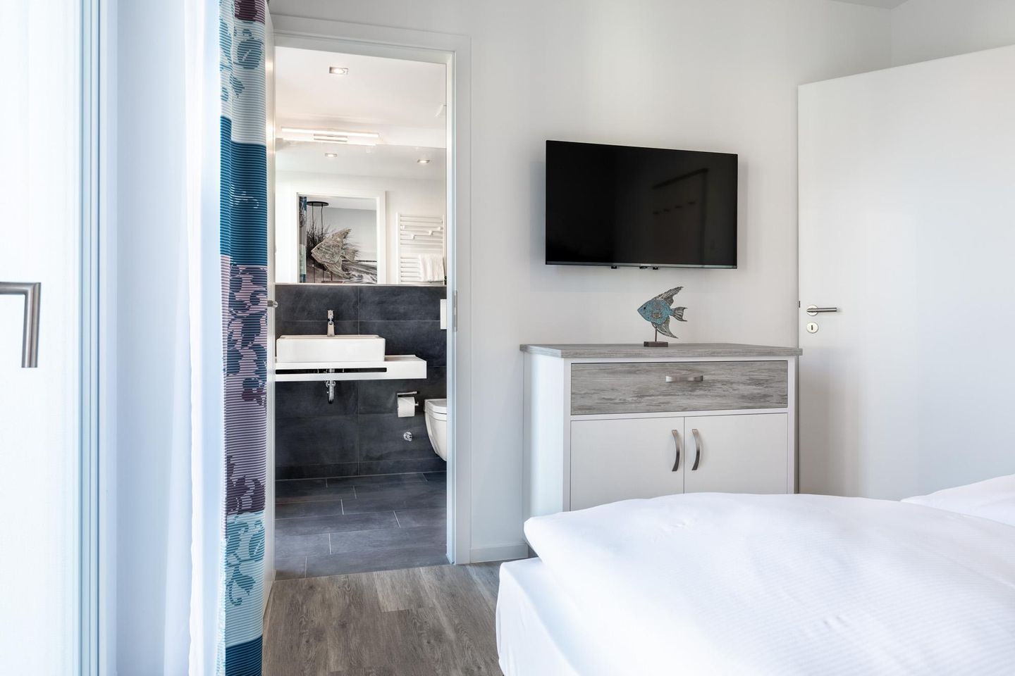 Apartmentanlage Meerblickvilla Apartmentanlage Meerblickvilla 2-31 Großenbrode - Schlafzimmer mit Zugang zum Badezimmer