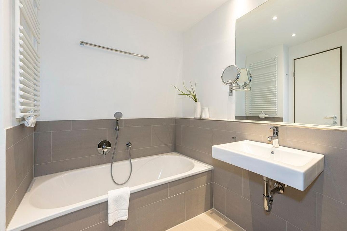 Apartmentvilla Anna See Apartmentvilla Anna See 2-07 Langeoog - Badezimmer mit Badewanne