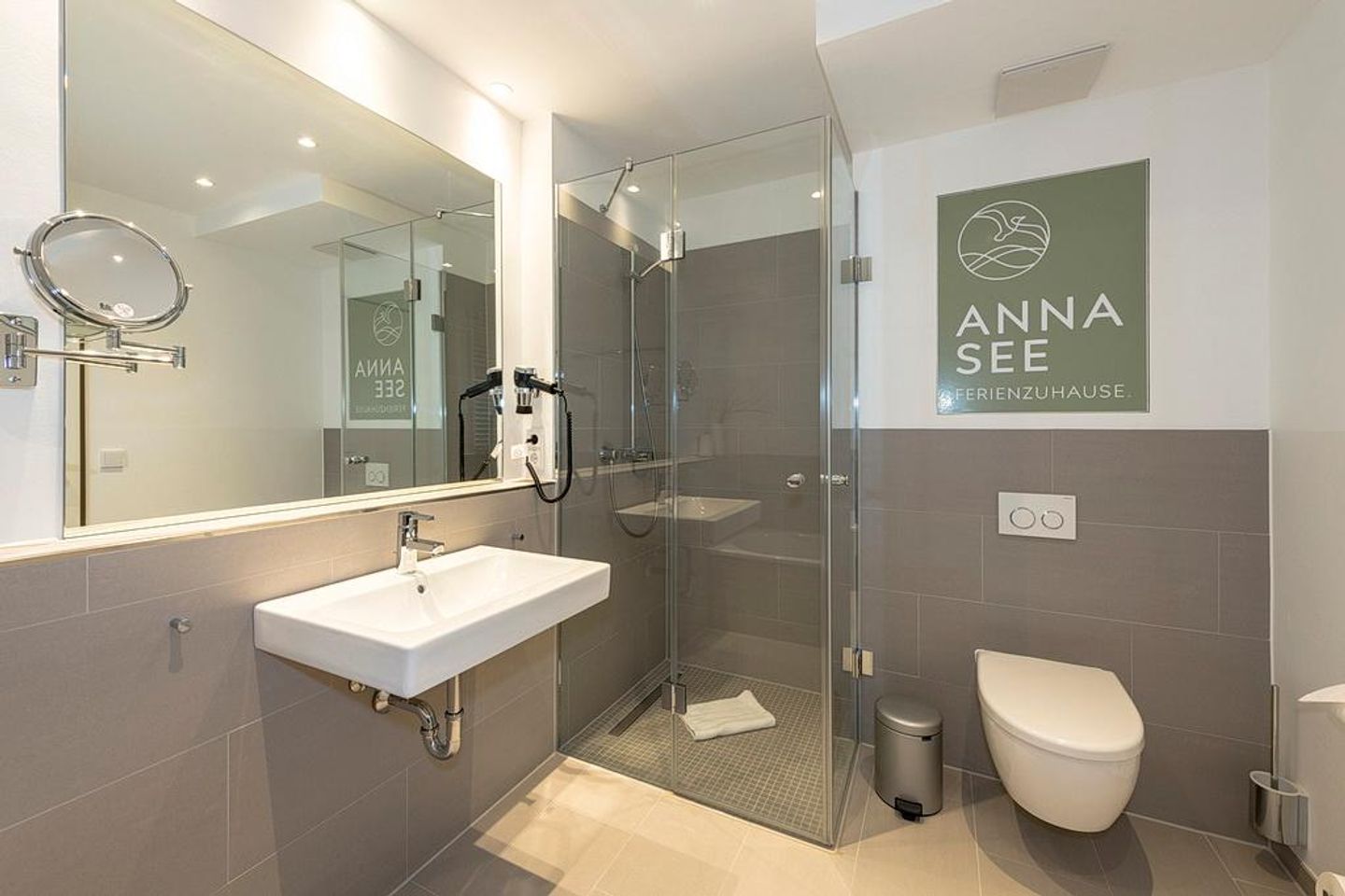 Apartmentvilla Anna See Apartmentvilla Anna See 2-07 Langeoog - Badezimmer mit Dusche, WC, Waschtisch und Spiegel