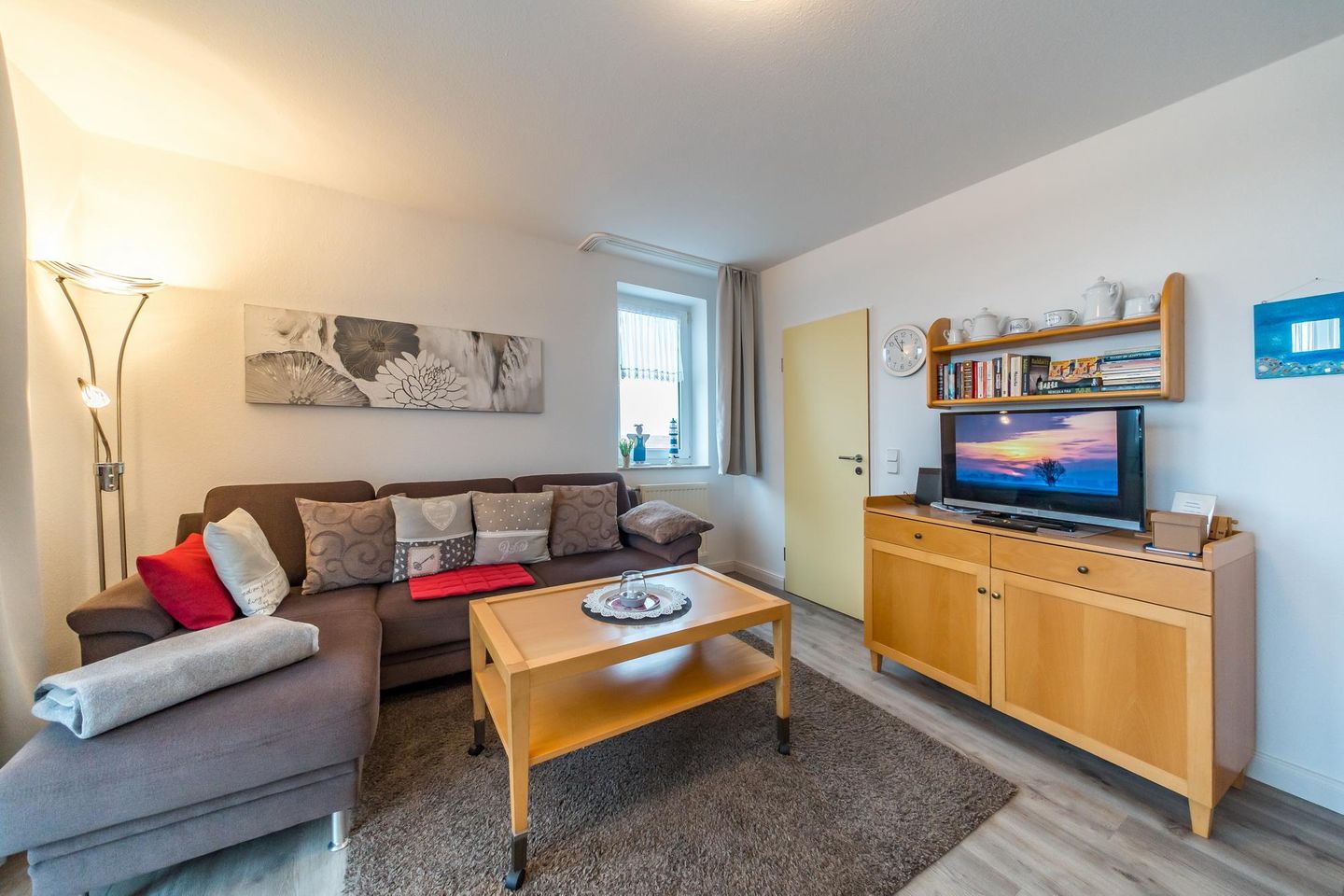 Hus Inselkieker Hus Inselkieker 424 Schillig - Wohnbereich mit Sofa, Couchtisch und TV