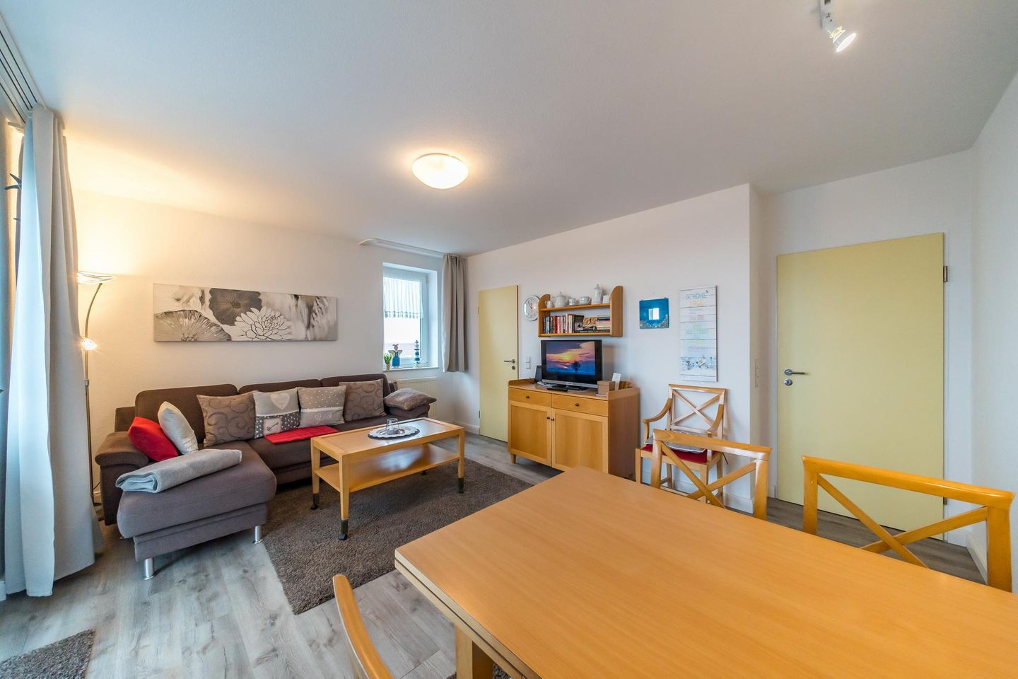 Hus Inselkieker Hus Inselkieker 424 Schillig - Wohnbereich mit Sofa, Couchtisch und Esstisch