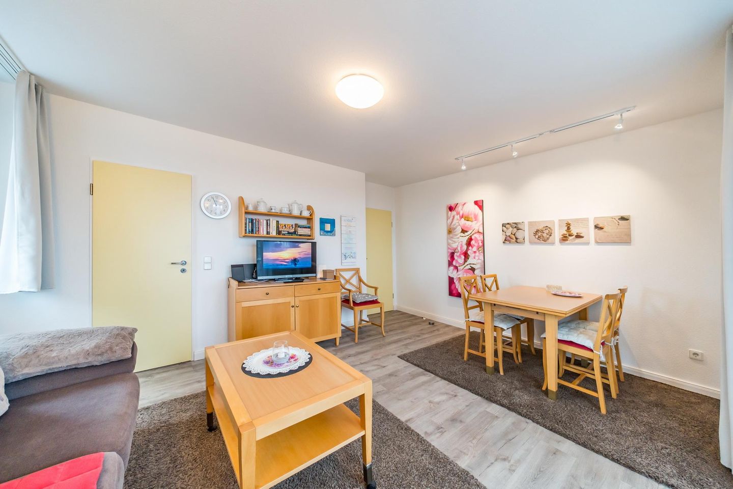 Hus Inselkieker Hus Inselkieker 424 Schillig - Wohnbereich mit Esstisch und TV