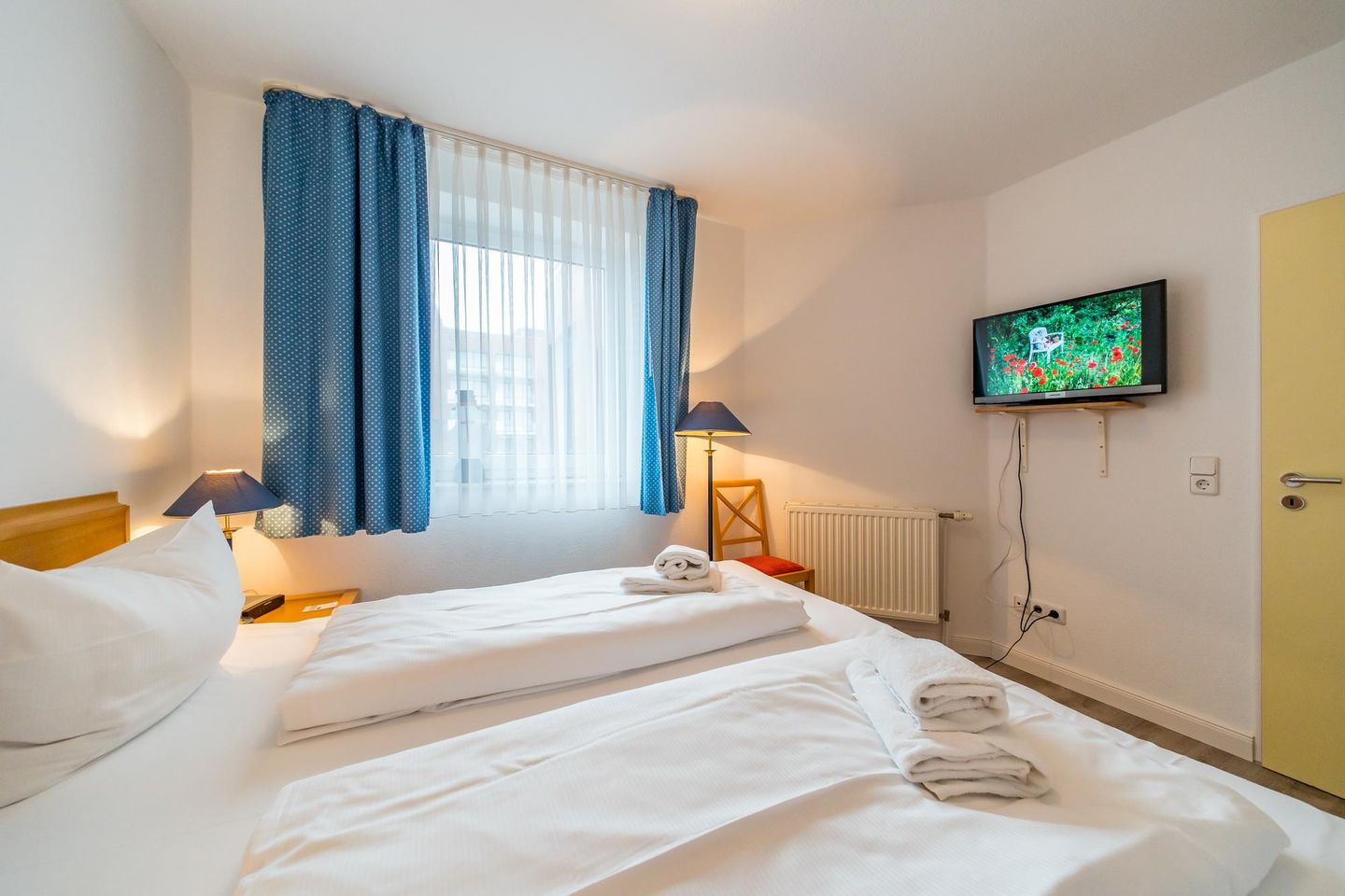 Hus Inselkieker Hus Inselkieker 424 Schillig - Schlafzimmer mit Doppelbett und TV